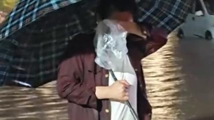 街头下水道爬出女子,街头下水道爬出女子身体视频